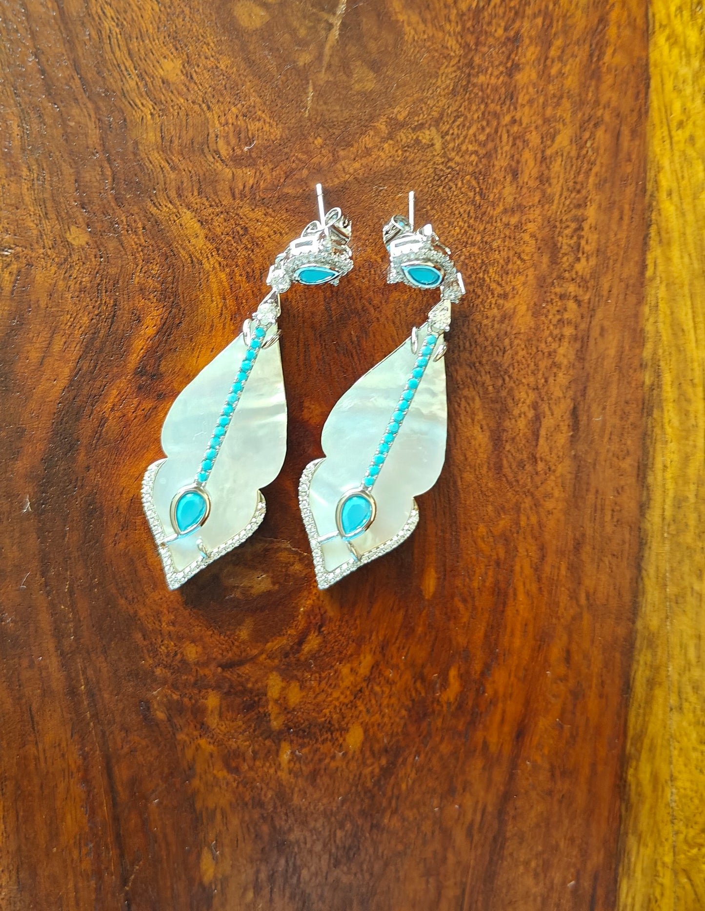 Leaf earrings with stone pendulum