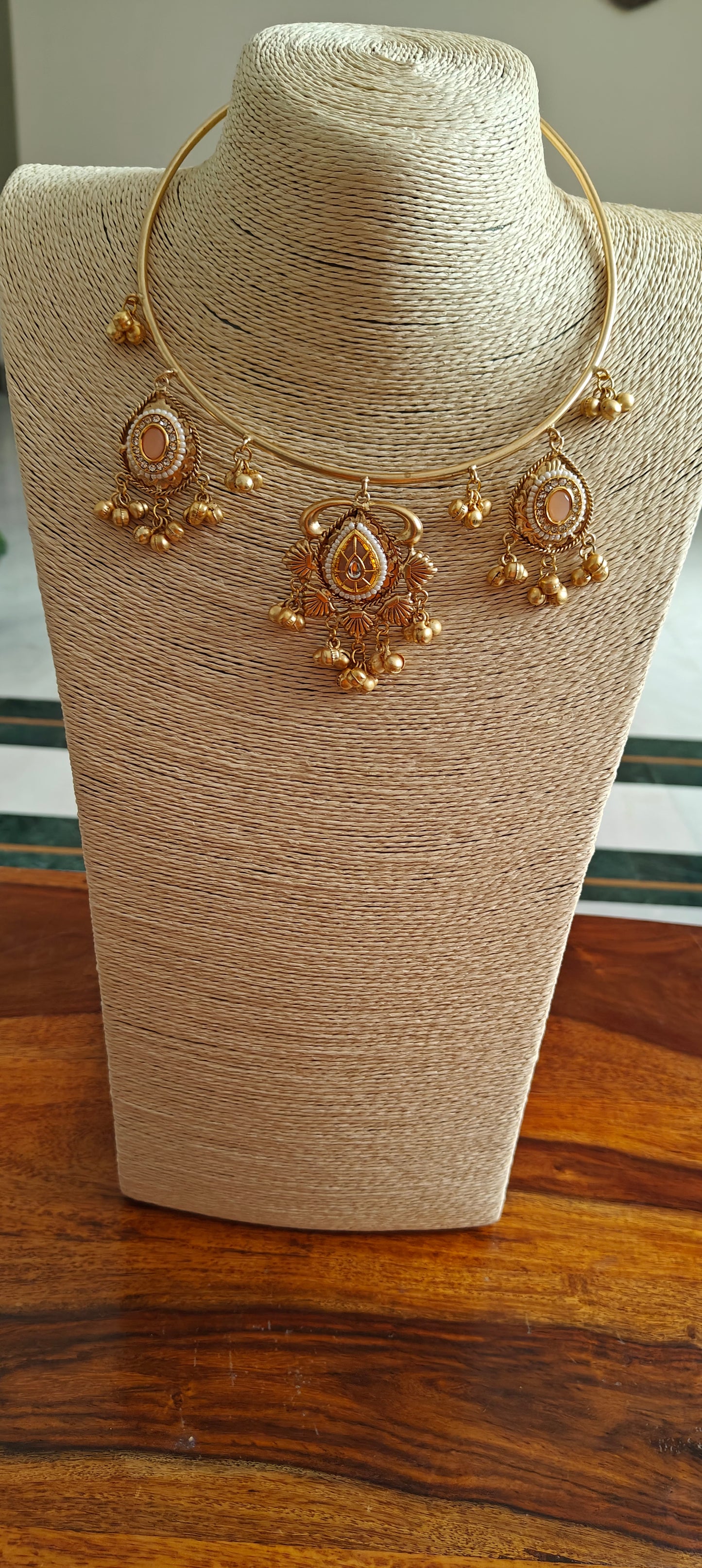 Menitha hasli set with stones and pearls