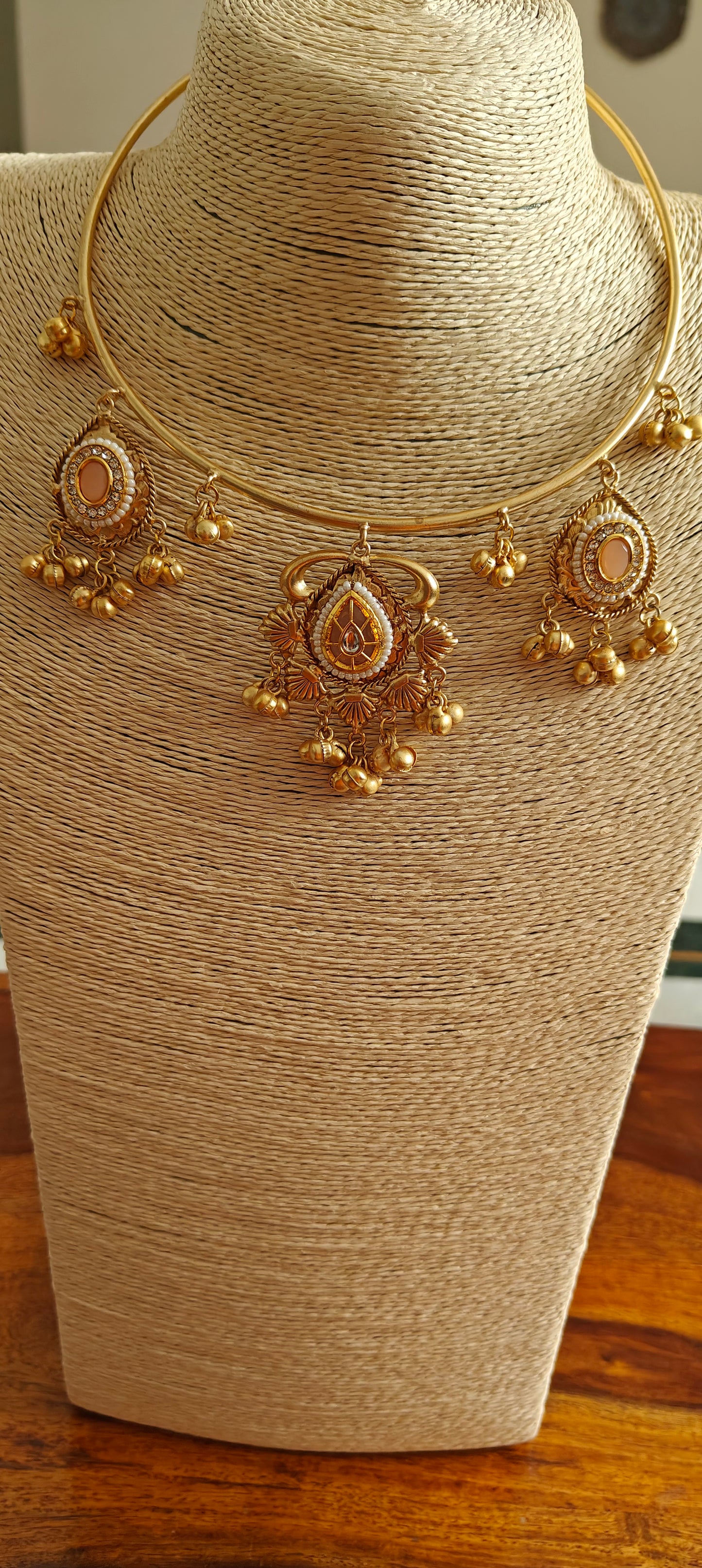 Menitha hasli set with stones and pearls