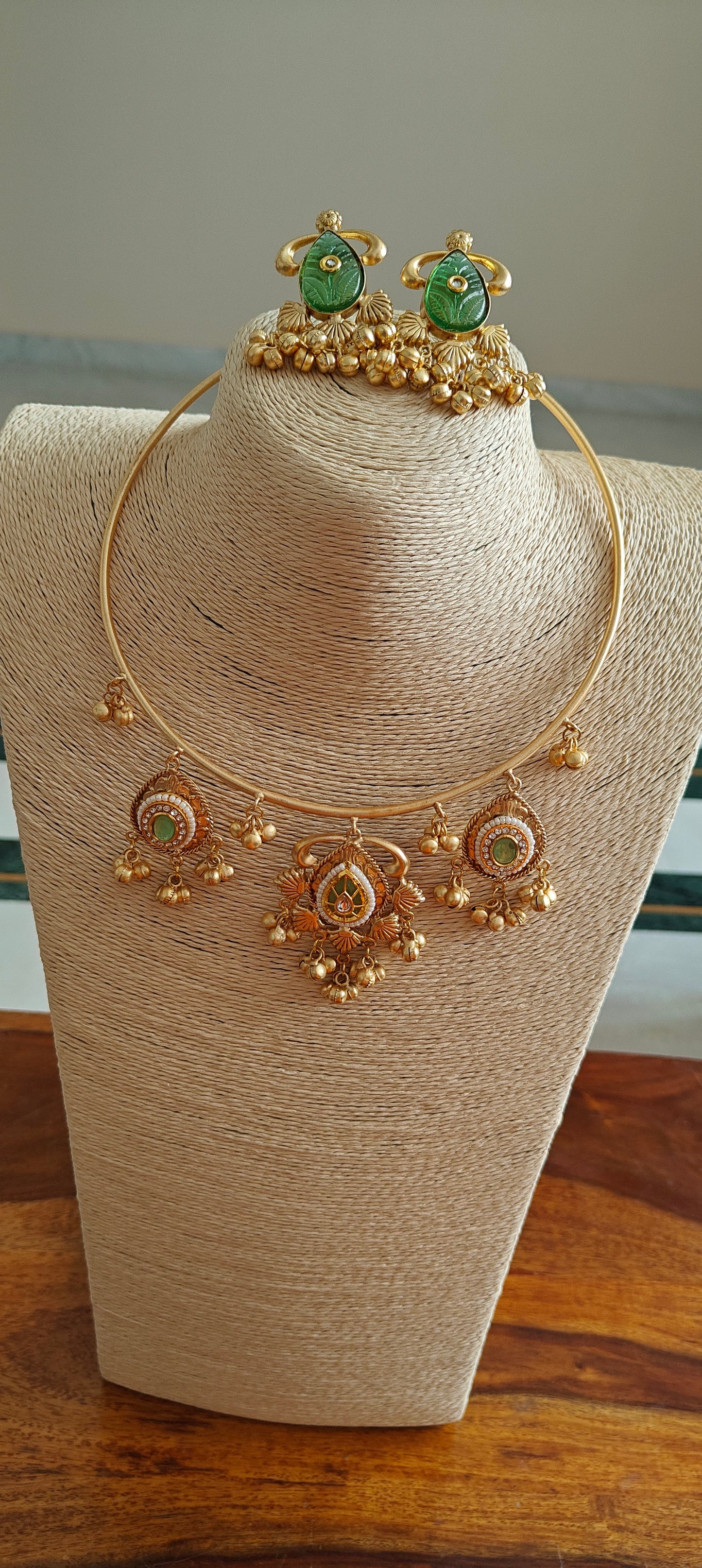 Menitha hasli set with stones and pearls