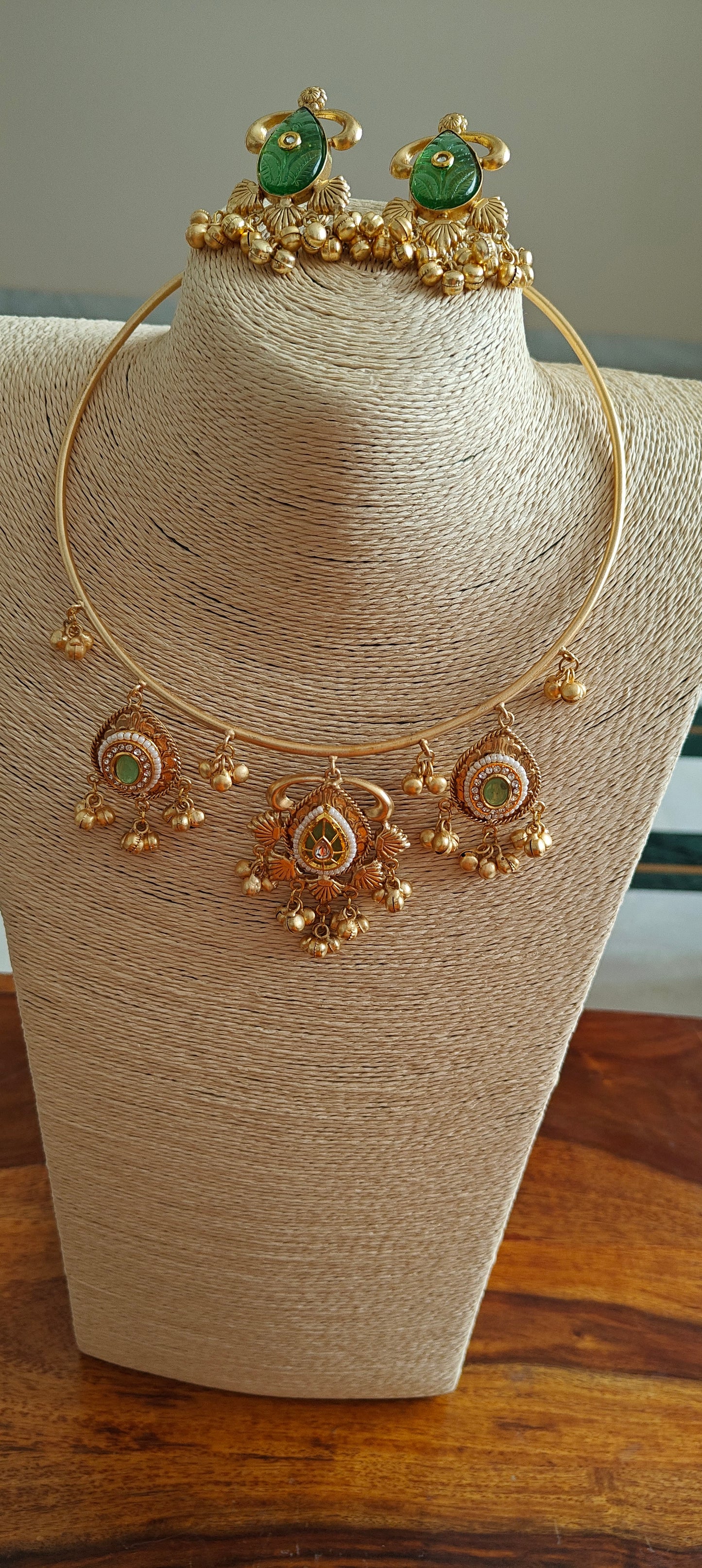 Menitha hasli set with stones and pearls