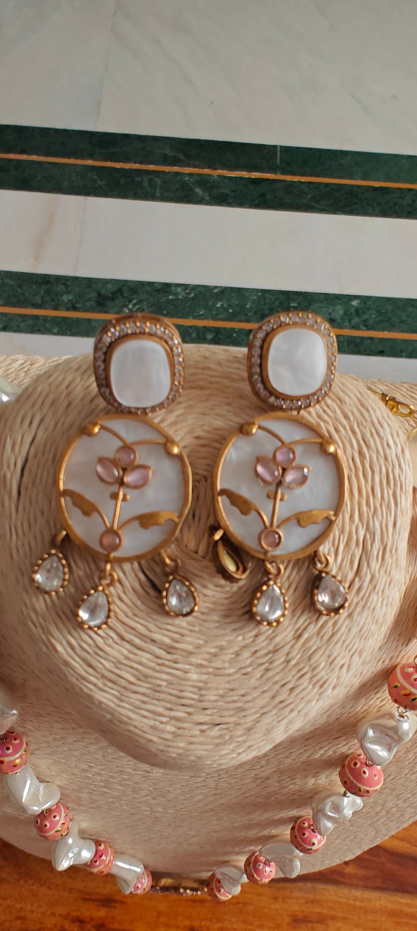 Avanti set with mother of pearl pendant and baroque pearls