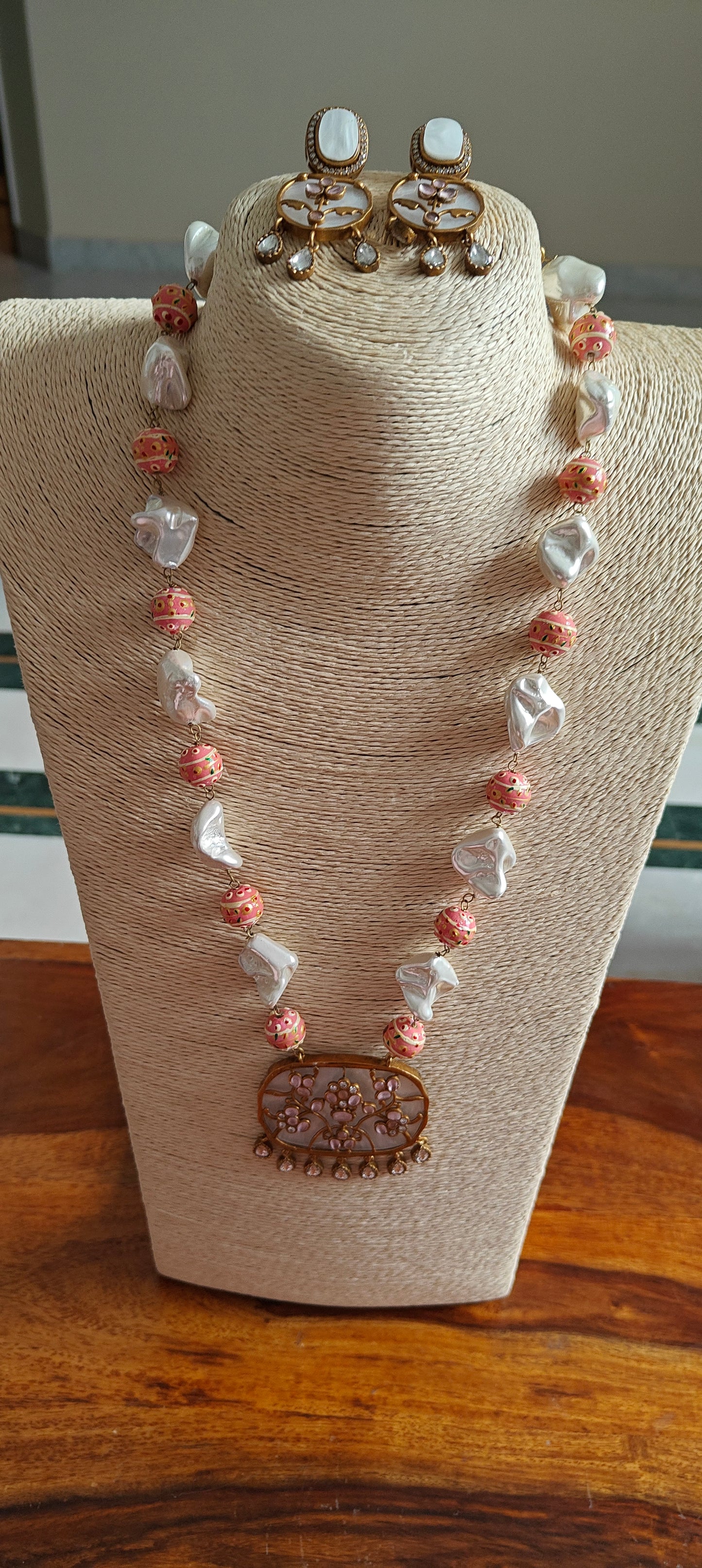 Avanti set with mother of pearl pendant and baroque pearls