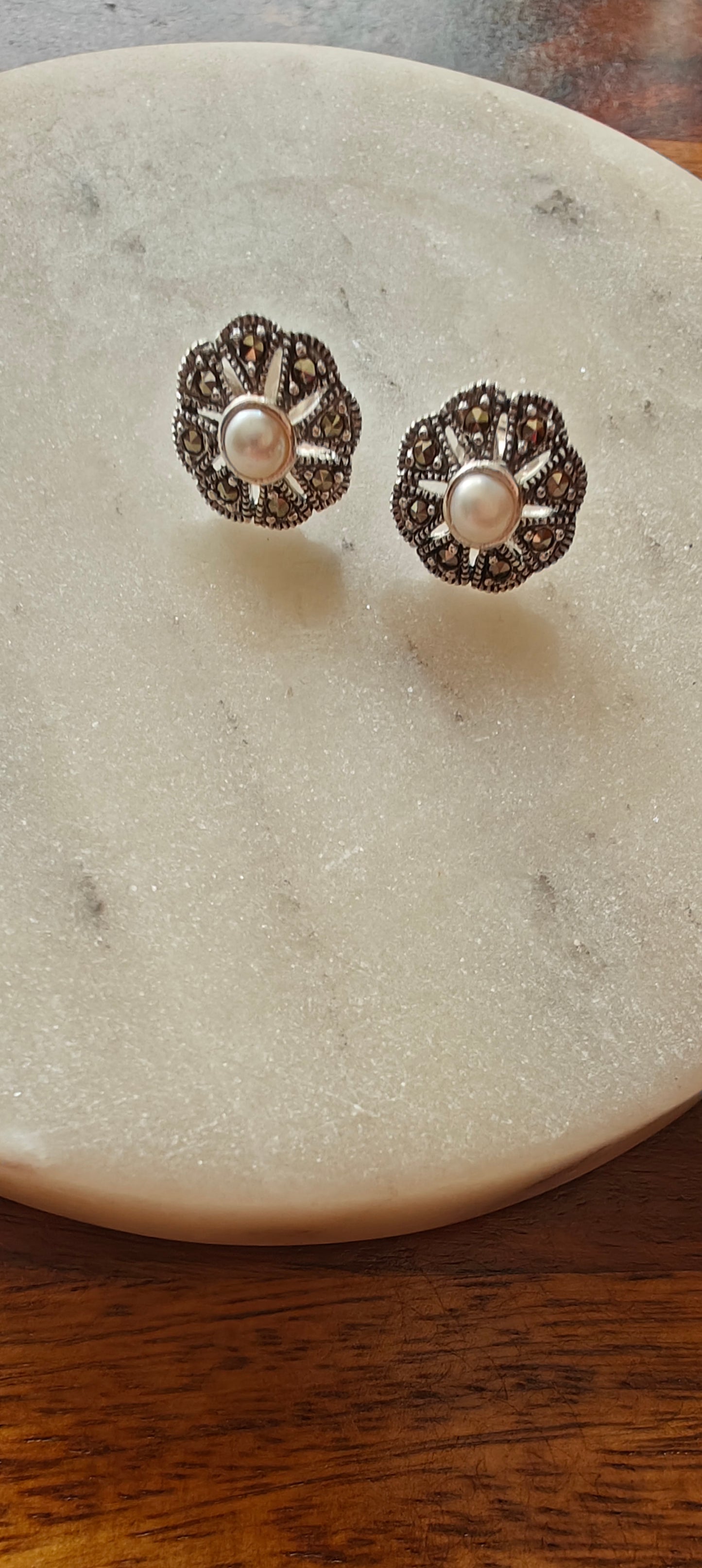 Silver and pearl flowers studs(earrings)