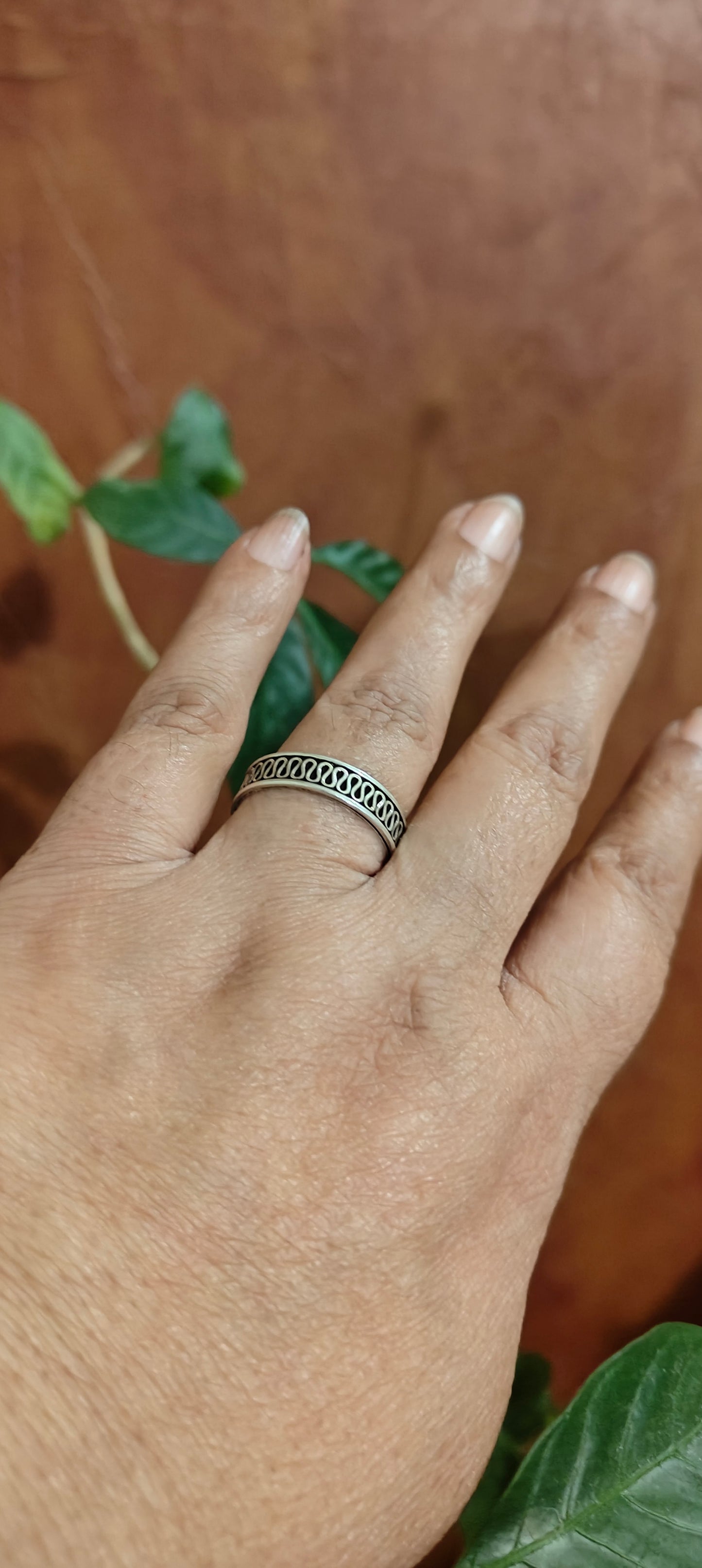 Silver ring band with zigzag pattern