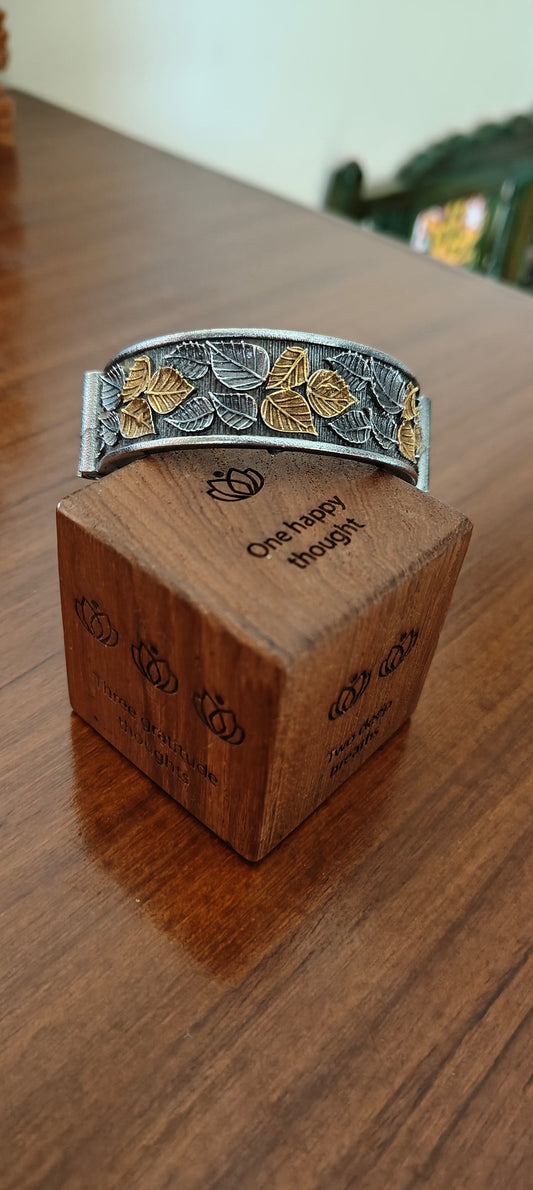 Dual tone kara with engraved raised leaves