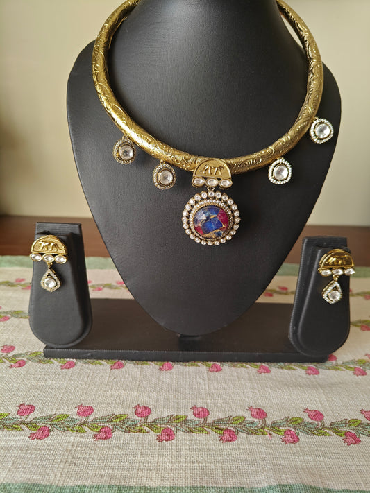 Chitra thick hasli with mystic stone and lion motif