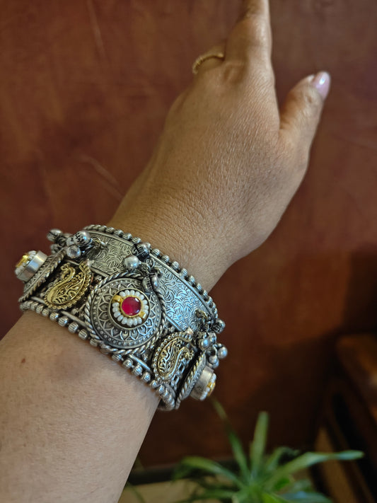 Dual tone karas with peacocks alternating with pearl and stone work