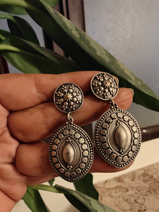 Hanging teardrop earrings on round stud