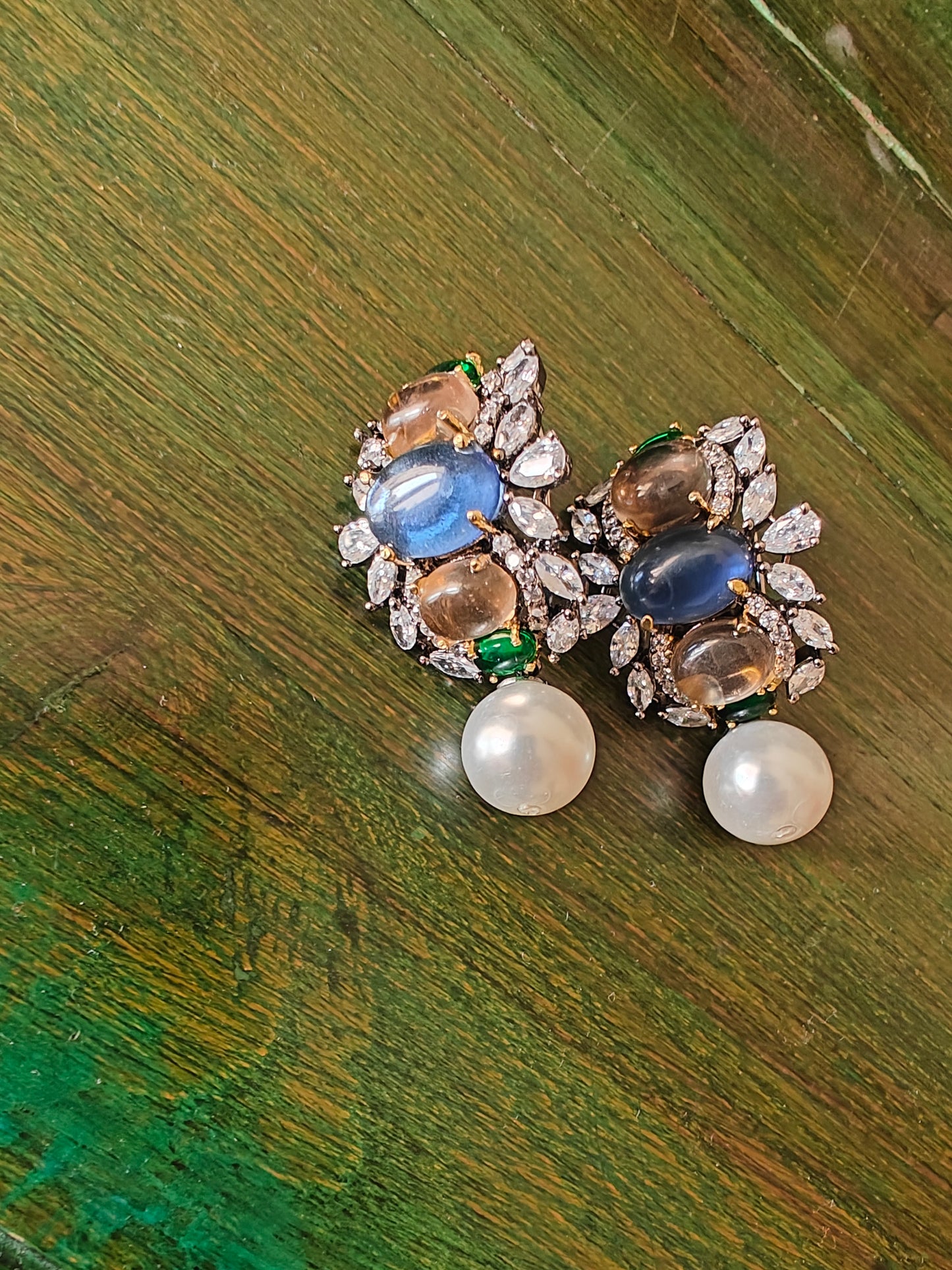 Meher earrings with stones and pearl