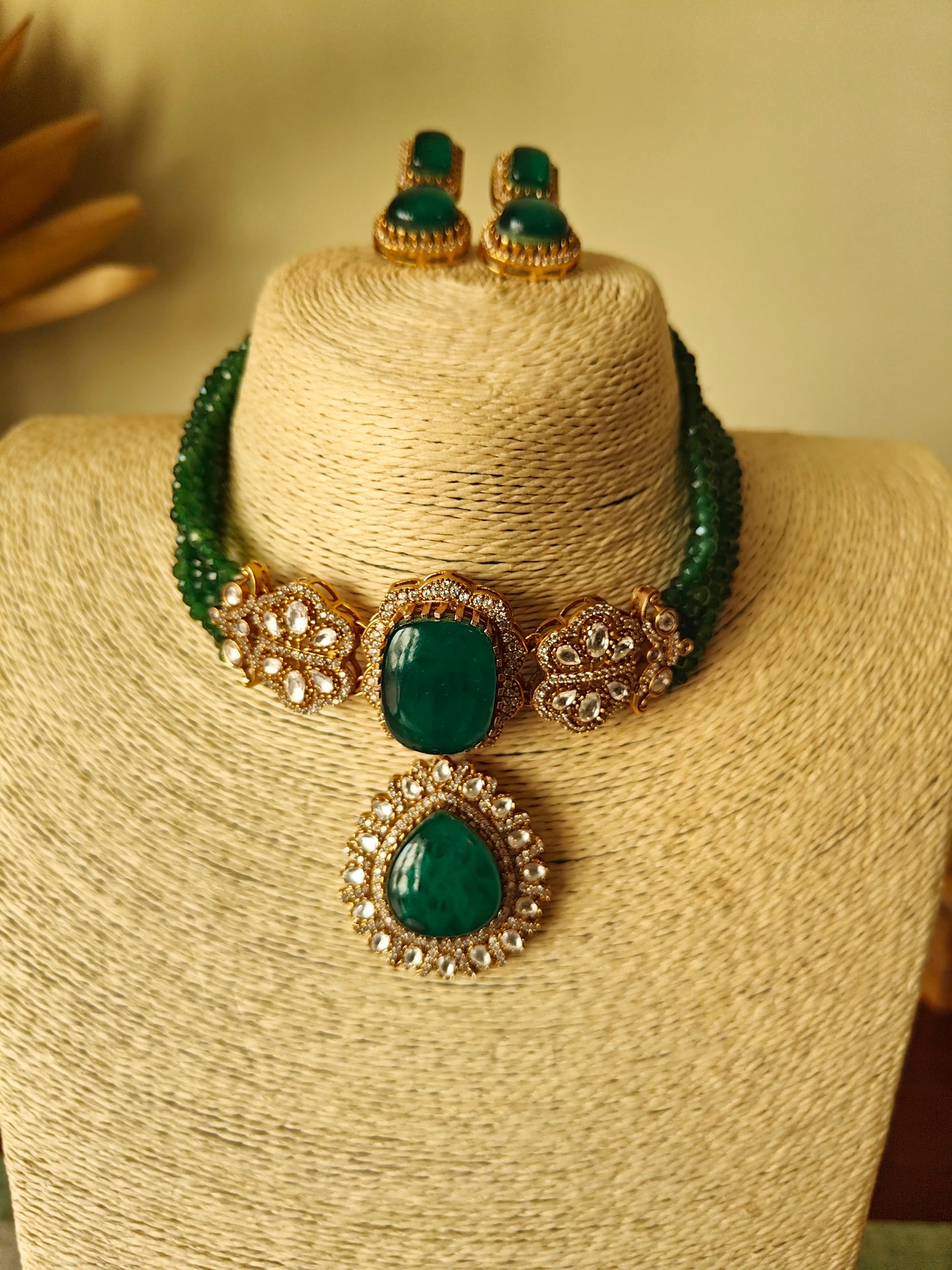 Nidra victorian choker set with emerald green stone
