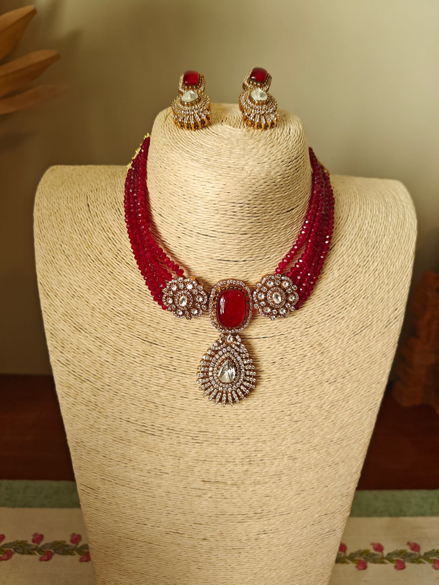 Padmal five strings choker set with central piece with stone and moissanite