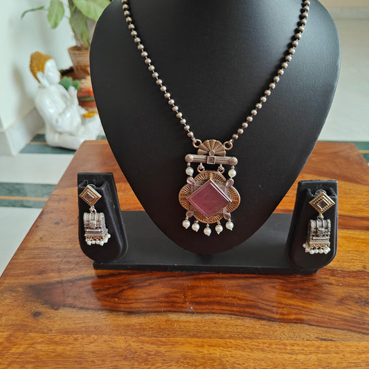 Dual tone set with stone in centre and box earrings