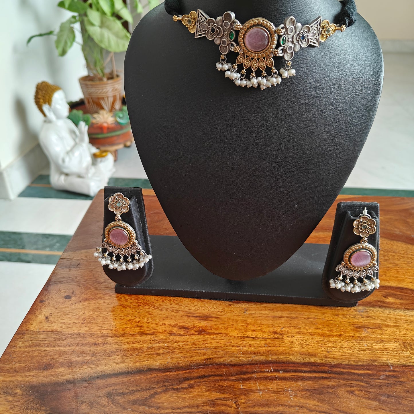 Dual tone choker set with stone in centre and side pieces with stones