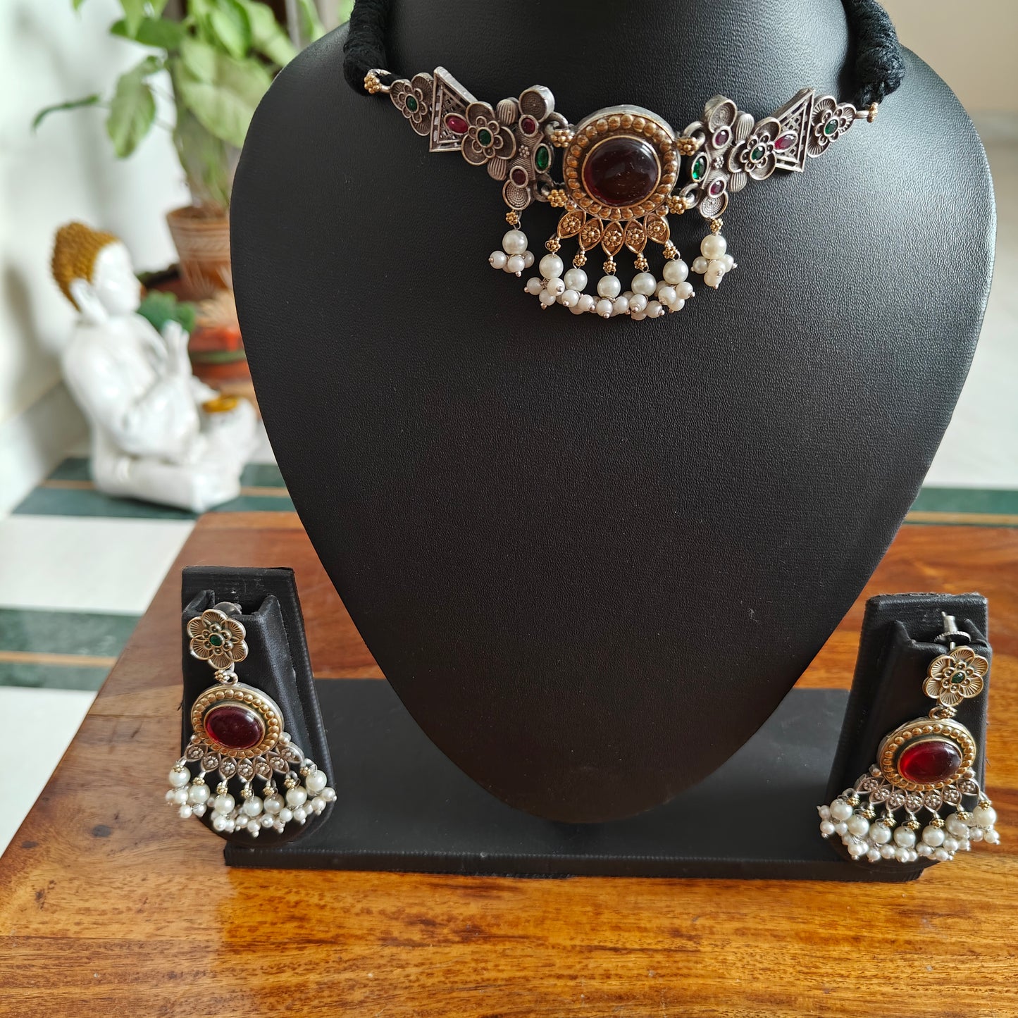Dual tone choker set with stone in centre and side pieces with stones