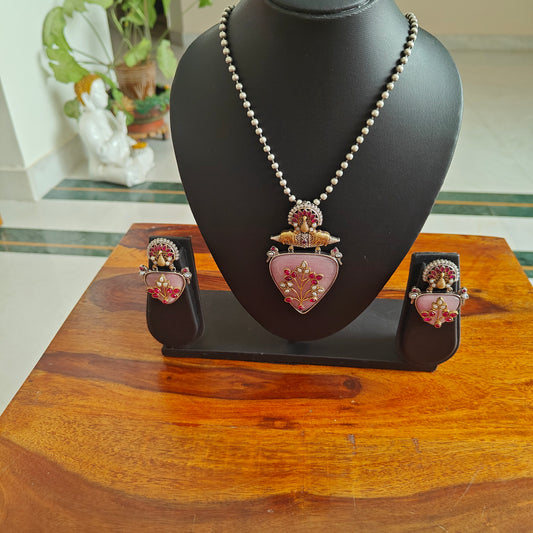 Dual tone set with triangular stone with work and stones highlights on top
