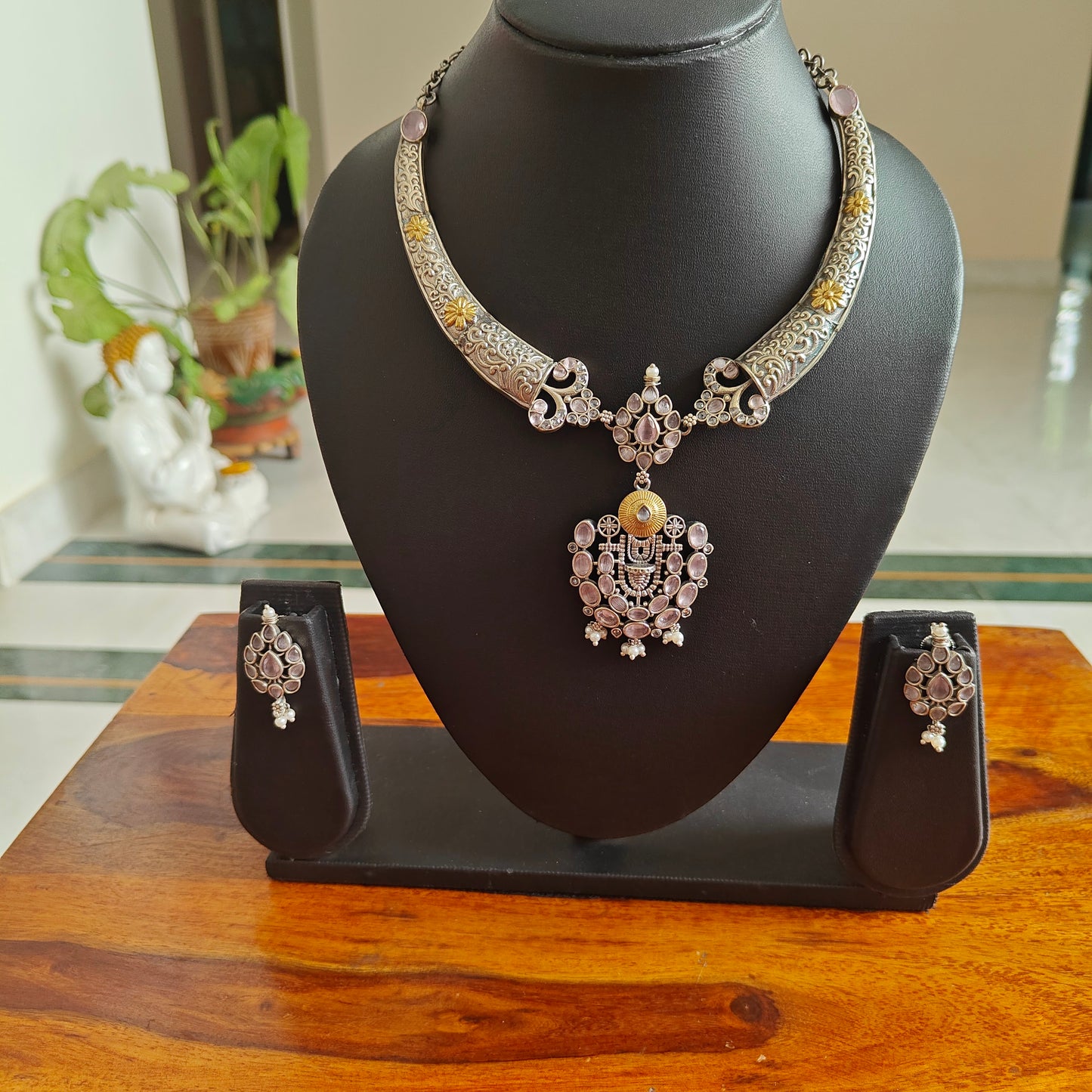 Dual tone set with Stones in centre piece and hasli on side