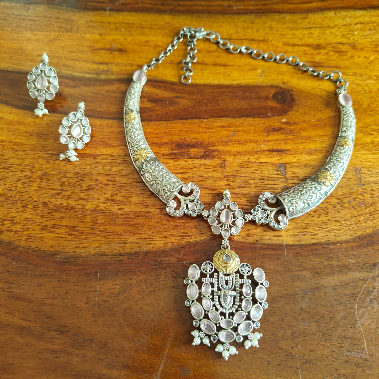 Dual tone set with Stones in centre piece and hasli on side