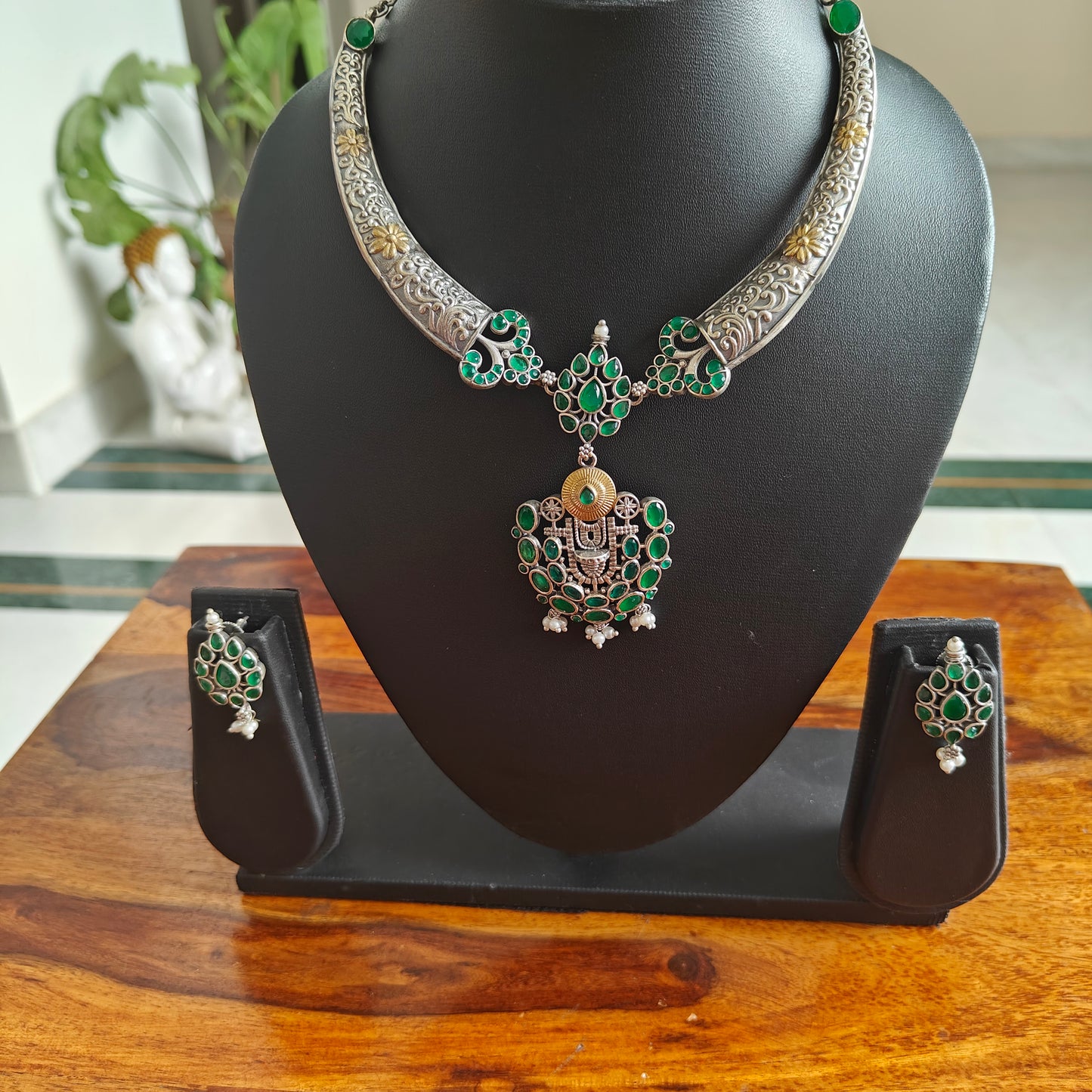 Dual tone set with Stones in centre piece and hasli on side
