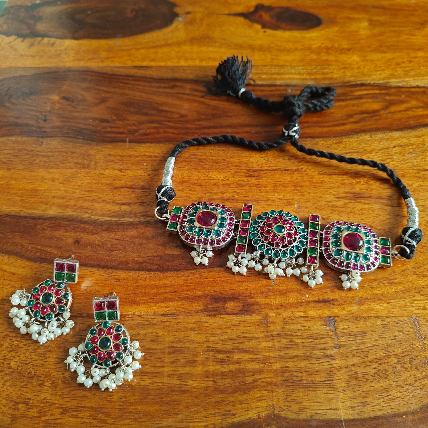 Double tone choker set with colored stones