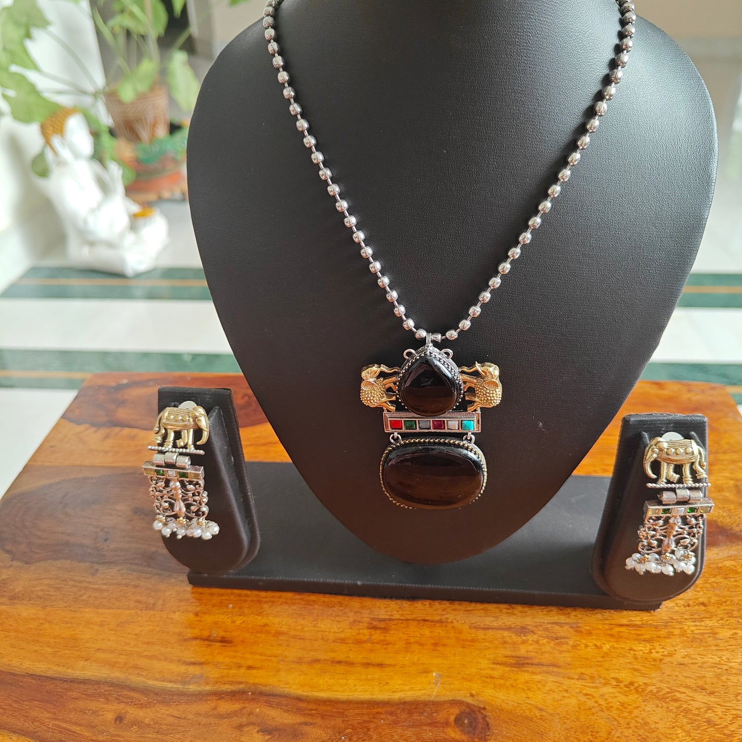 Dual tone elephants and stone set