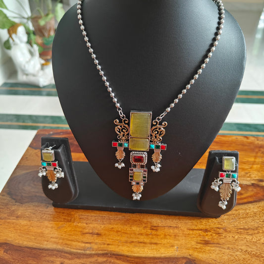 Dual tone long stone pendant set with work