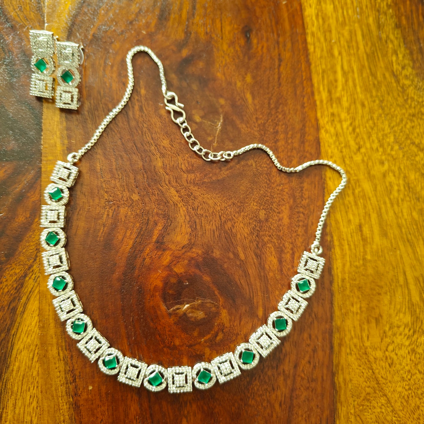 Ramya set with emerald green stone round setting