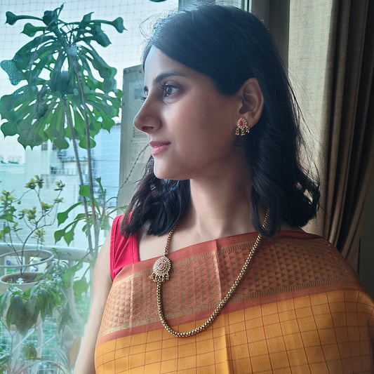 Nutan set with side stone piece