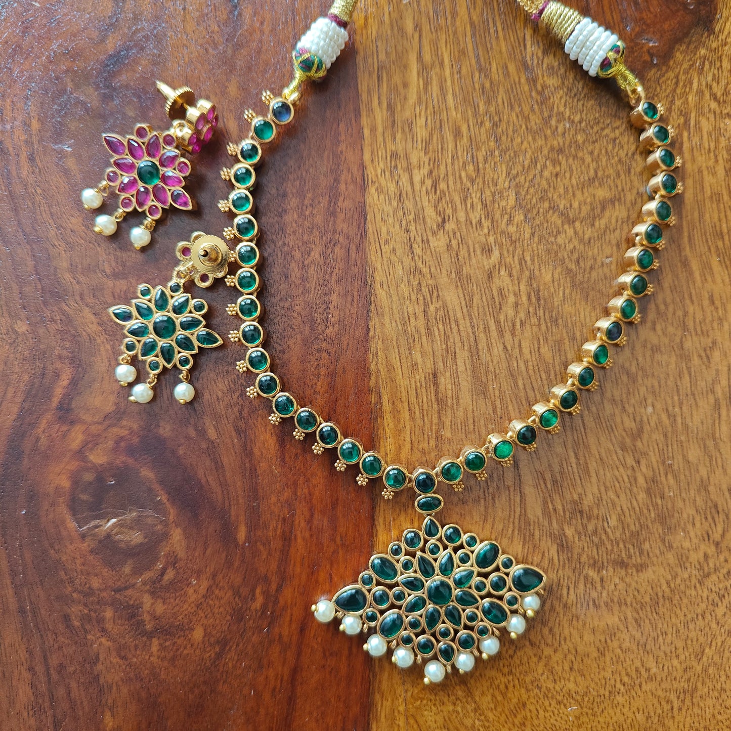 Reversible kemp set, in emerald green and ruby-navratan stone inlay