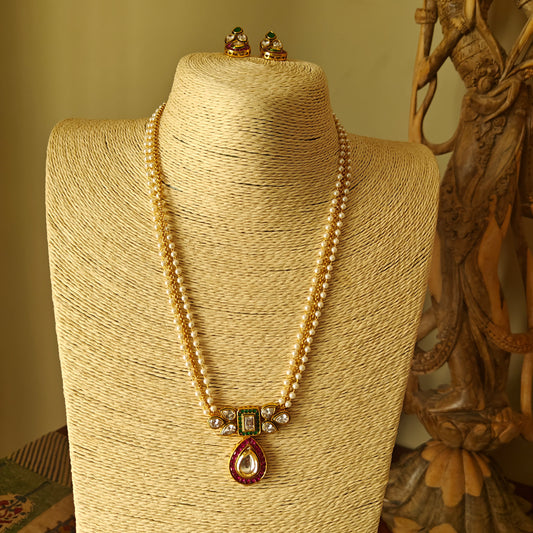 Pearl and gold chain holding kundan and tone pendant