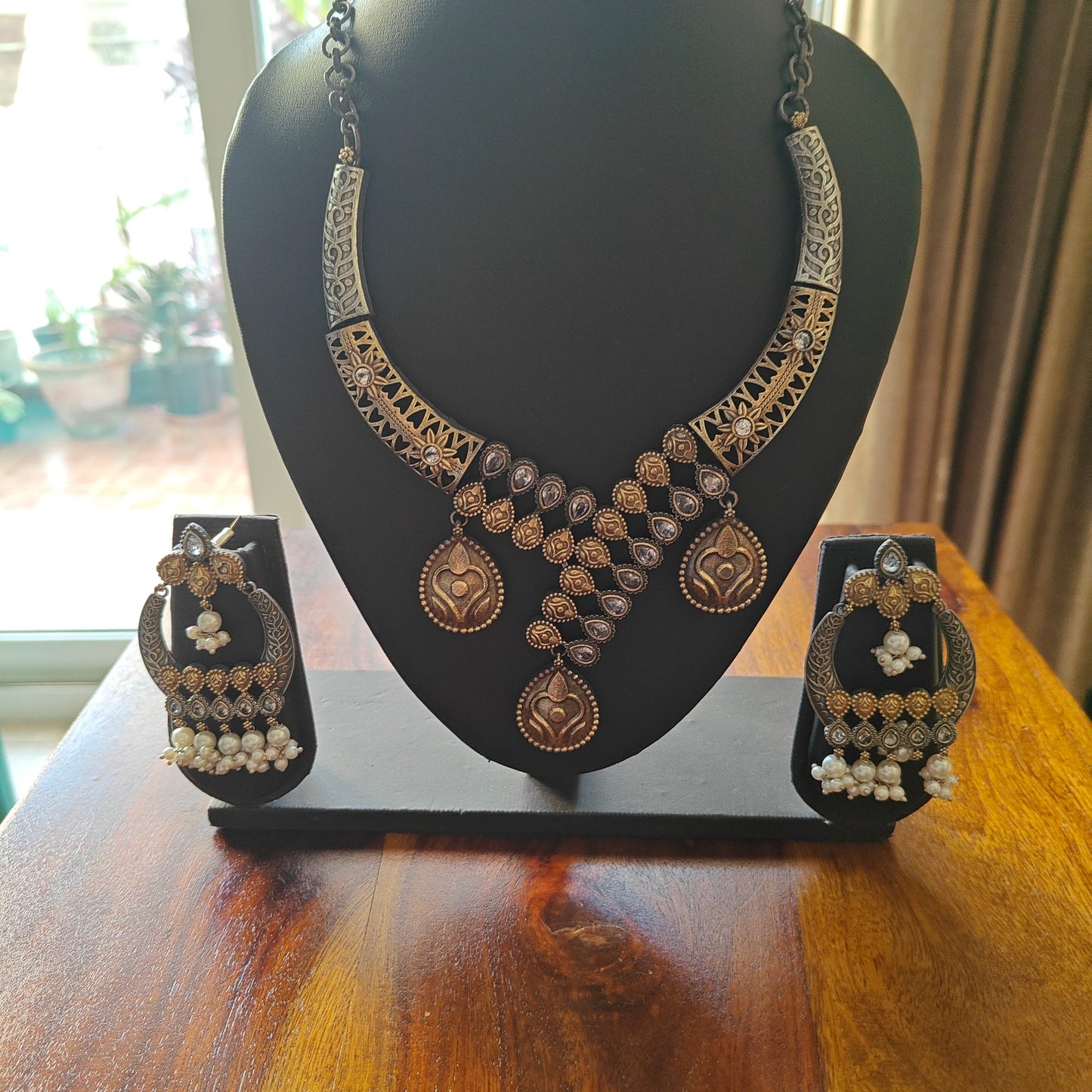 Dual tone hasli set with hangings