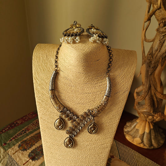 Dual tone hasli set with hangings