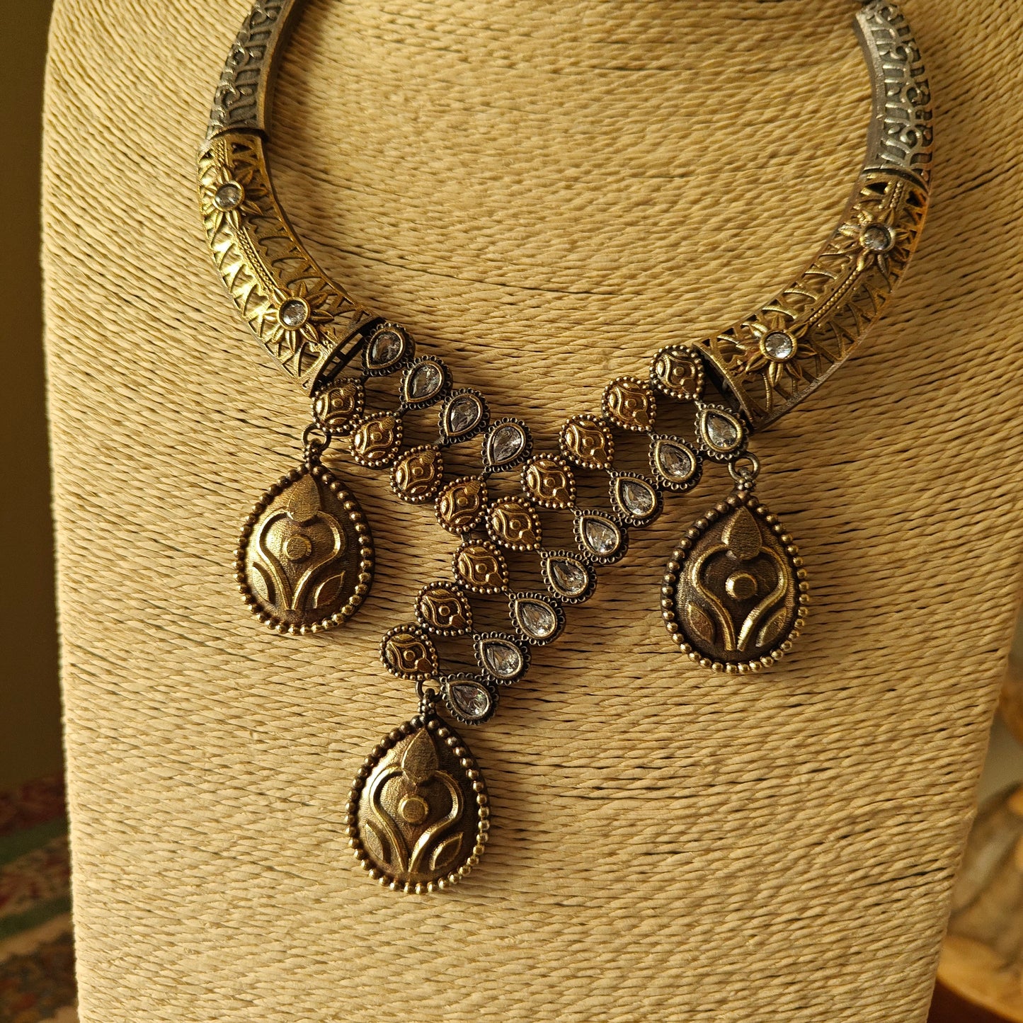 Dual tone hasli set with hangings