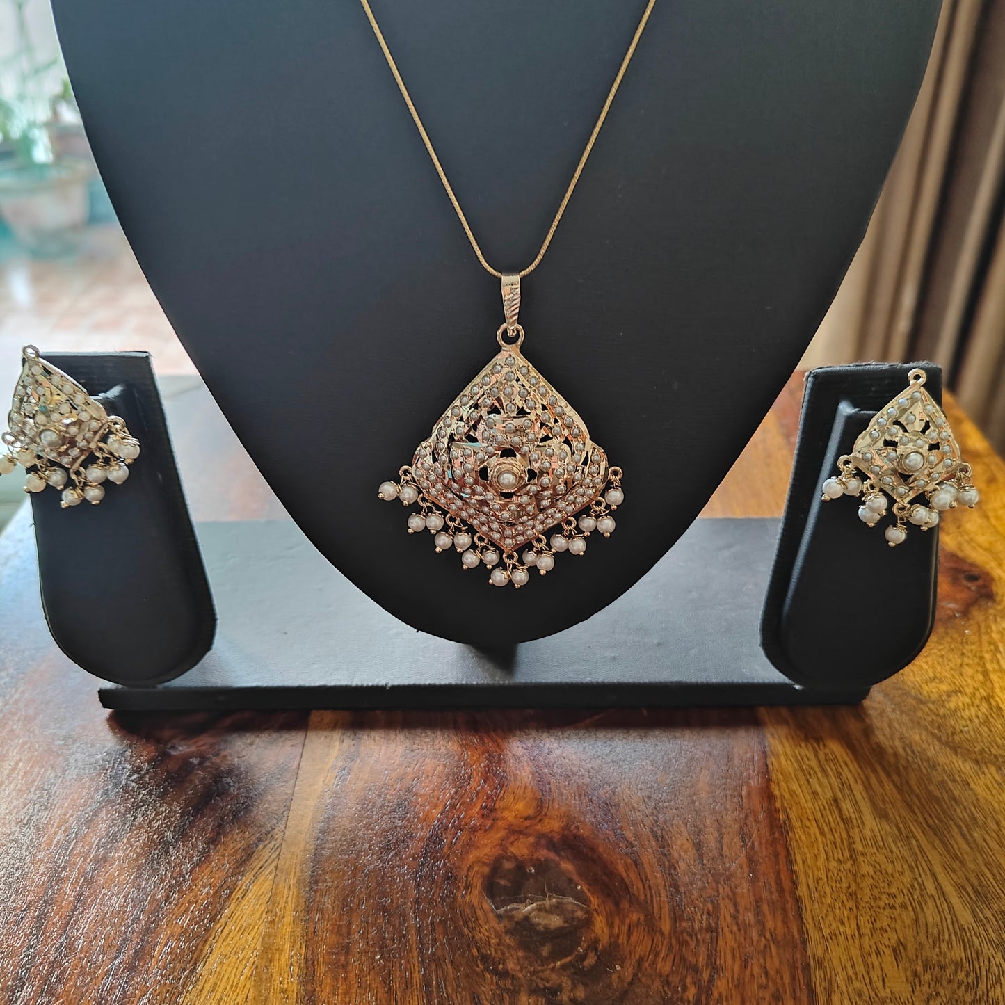 Nithilum jadau set with white pearls