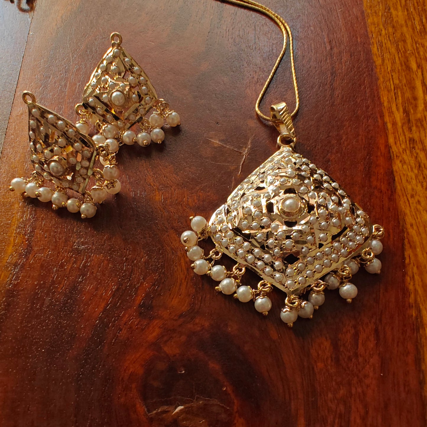 Nithilum jadau set with white pearls