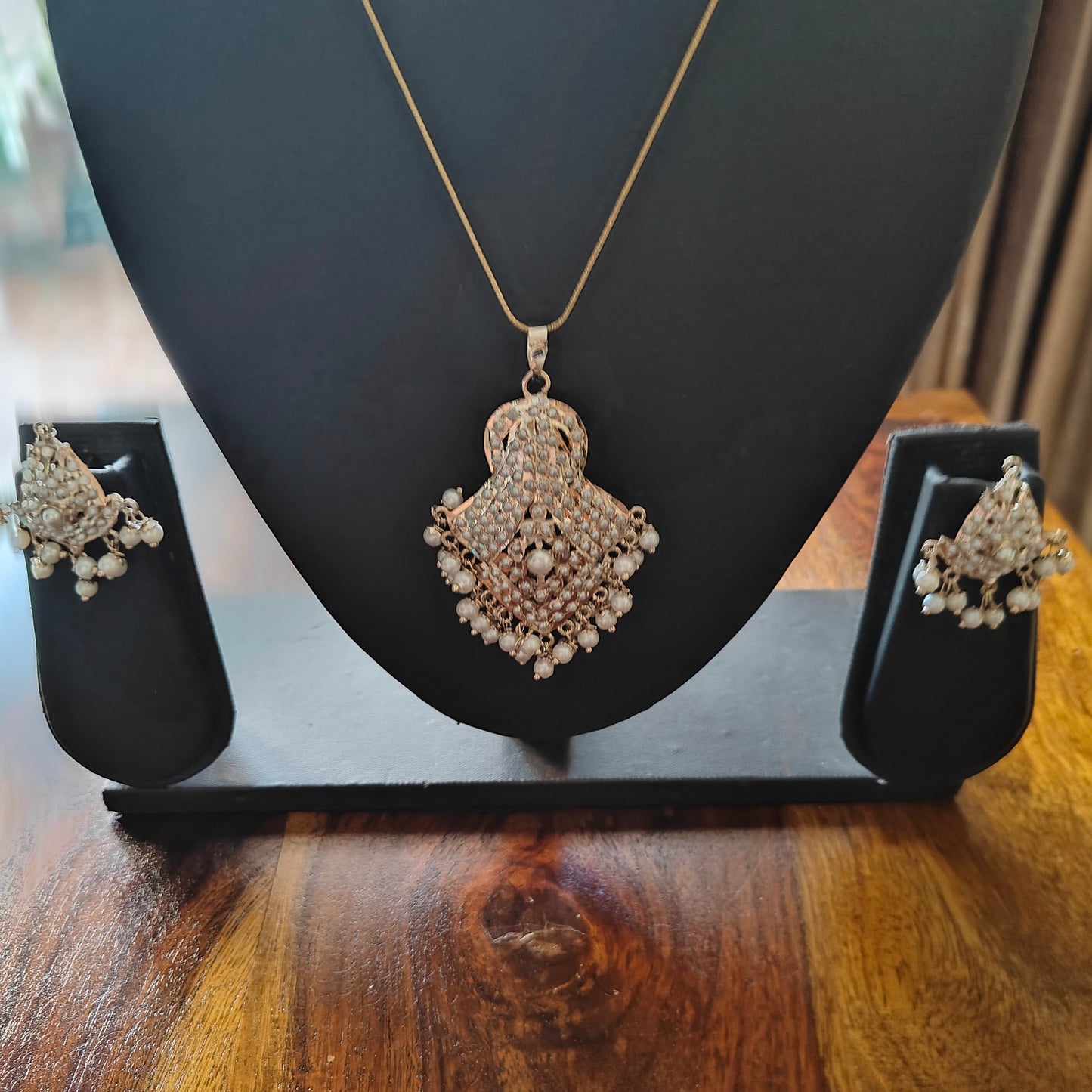 Nithilum jadau set with white pearls
