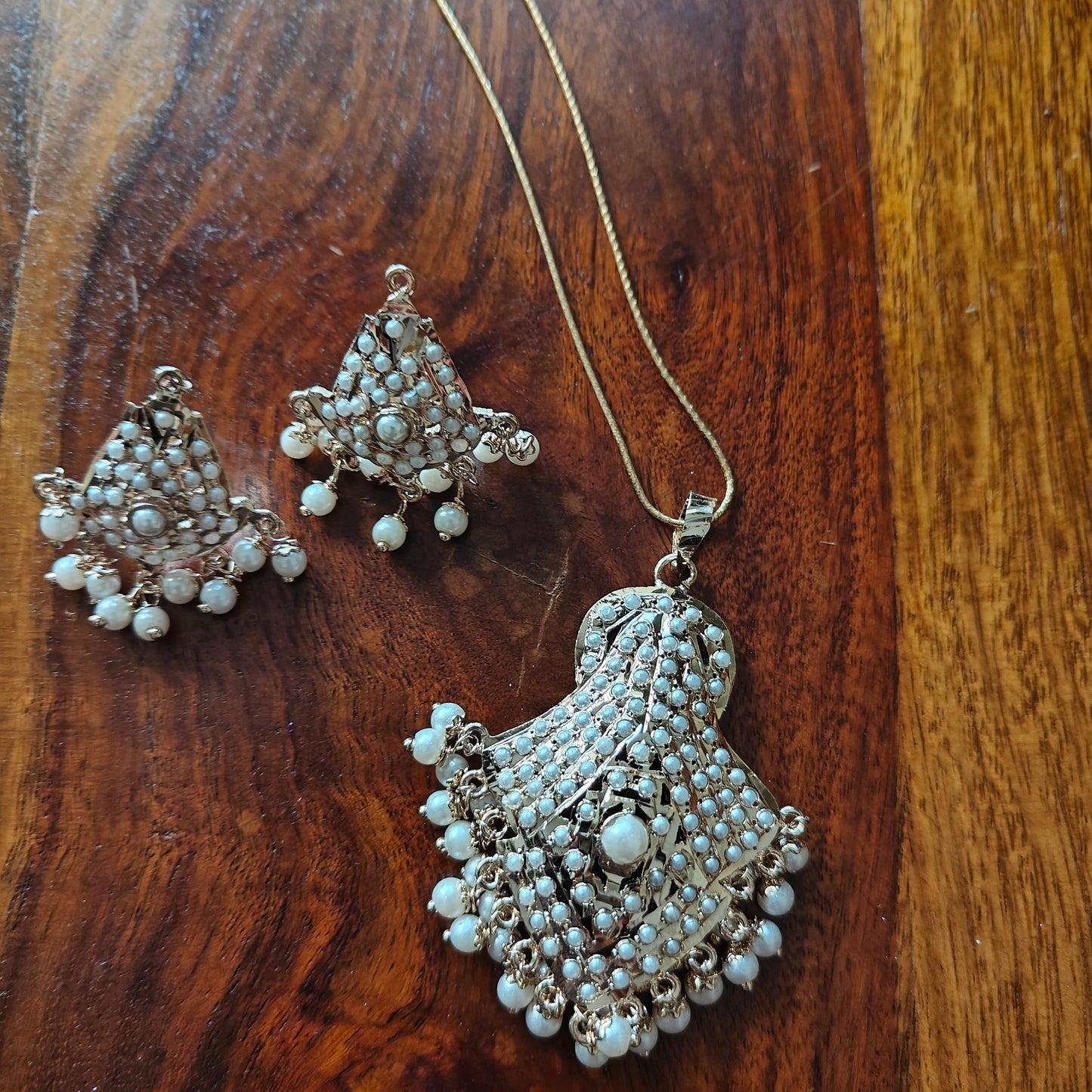 Nithilum jadau set with white pearls