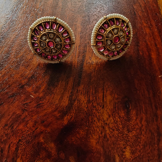 Round studs( earrings) with stones and pearls