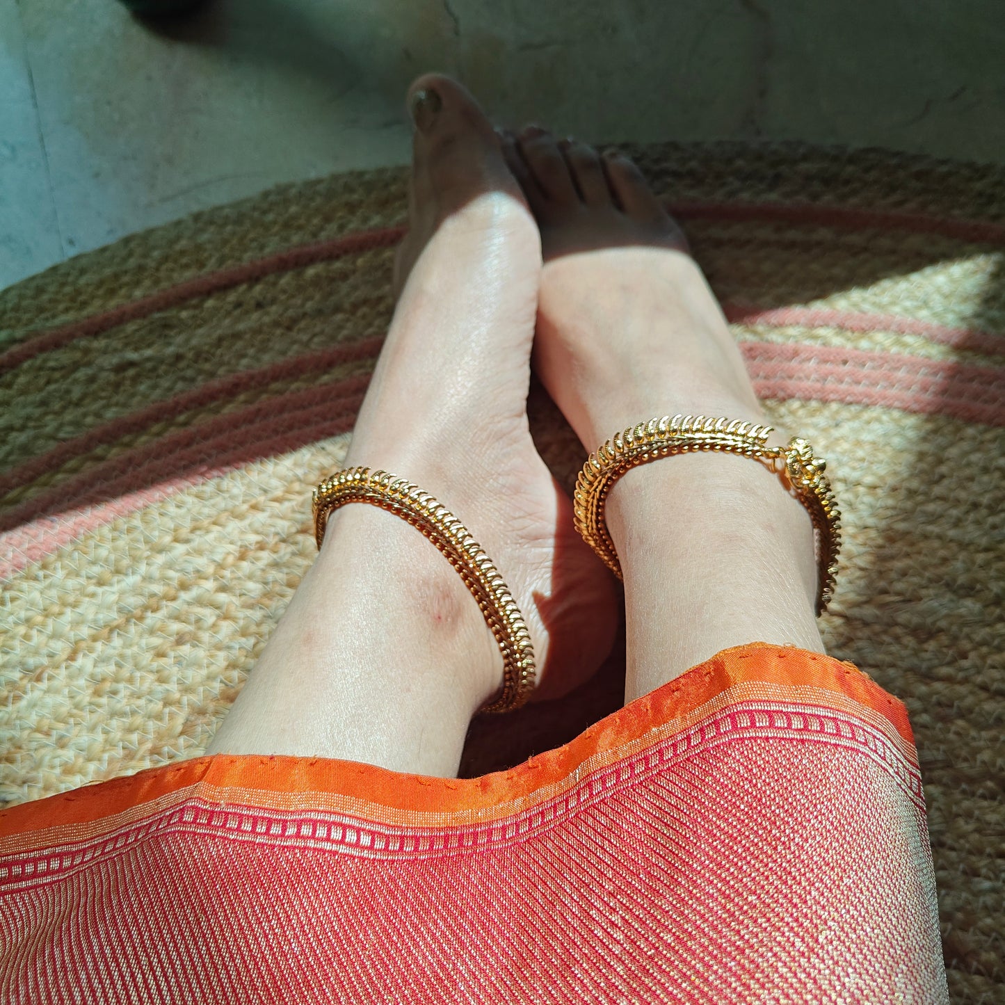 Golden payals(anklets) with elongated paisley design