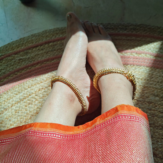 Golden payals(anklets) with elongated paisley design