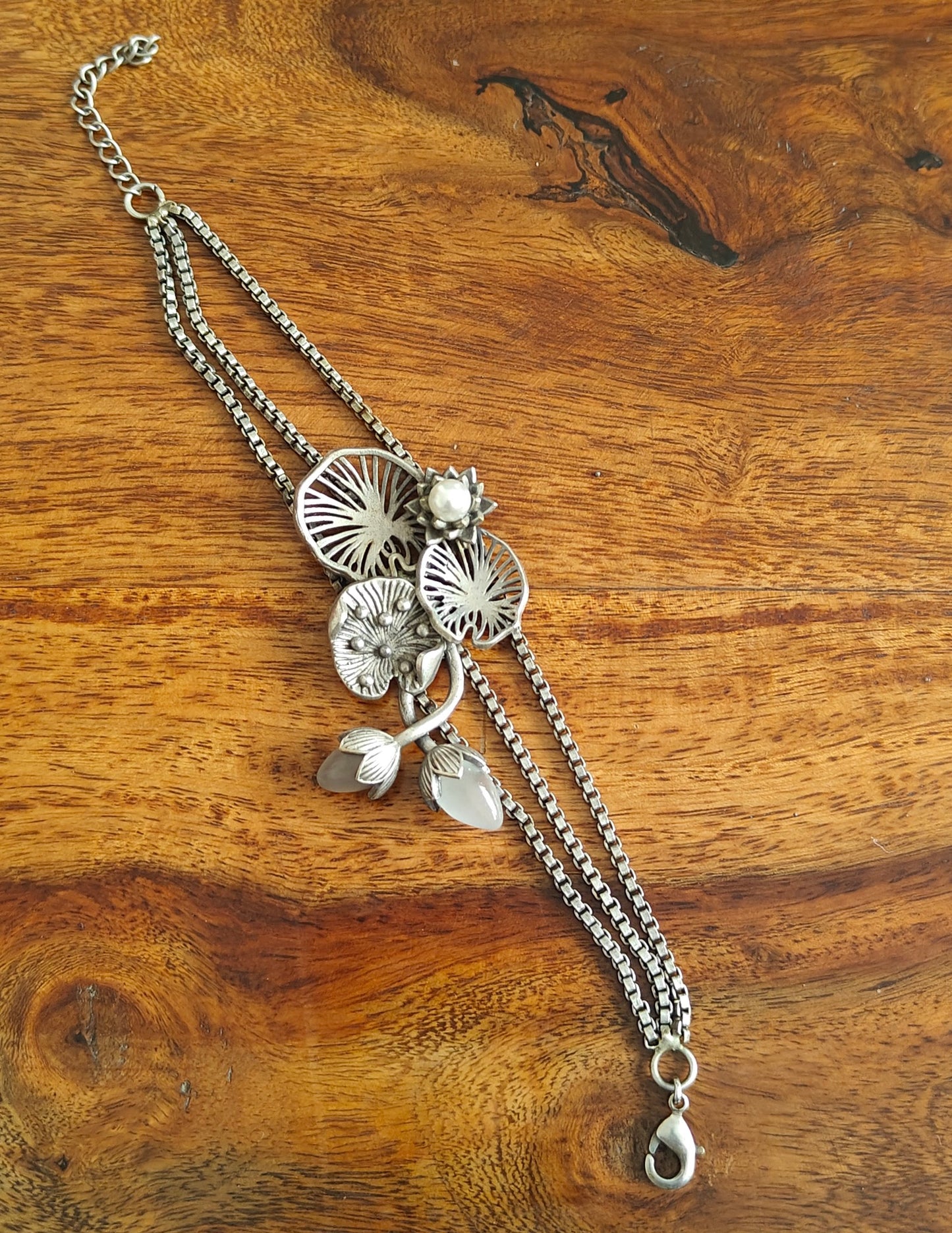 Bracelet with Lilly leaves and stone