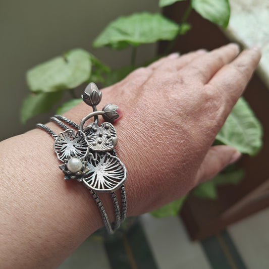 Bracelet with Lilly leaves and stone