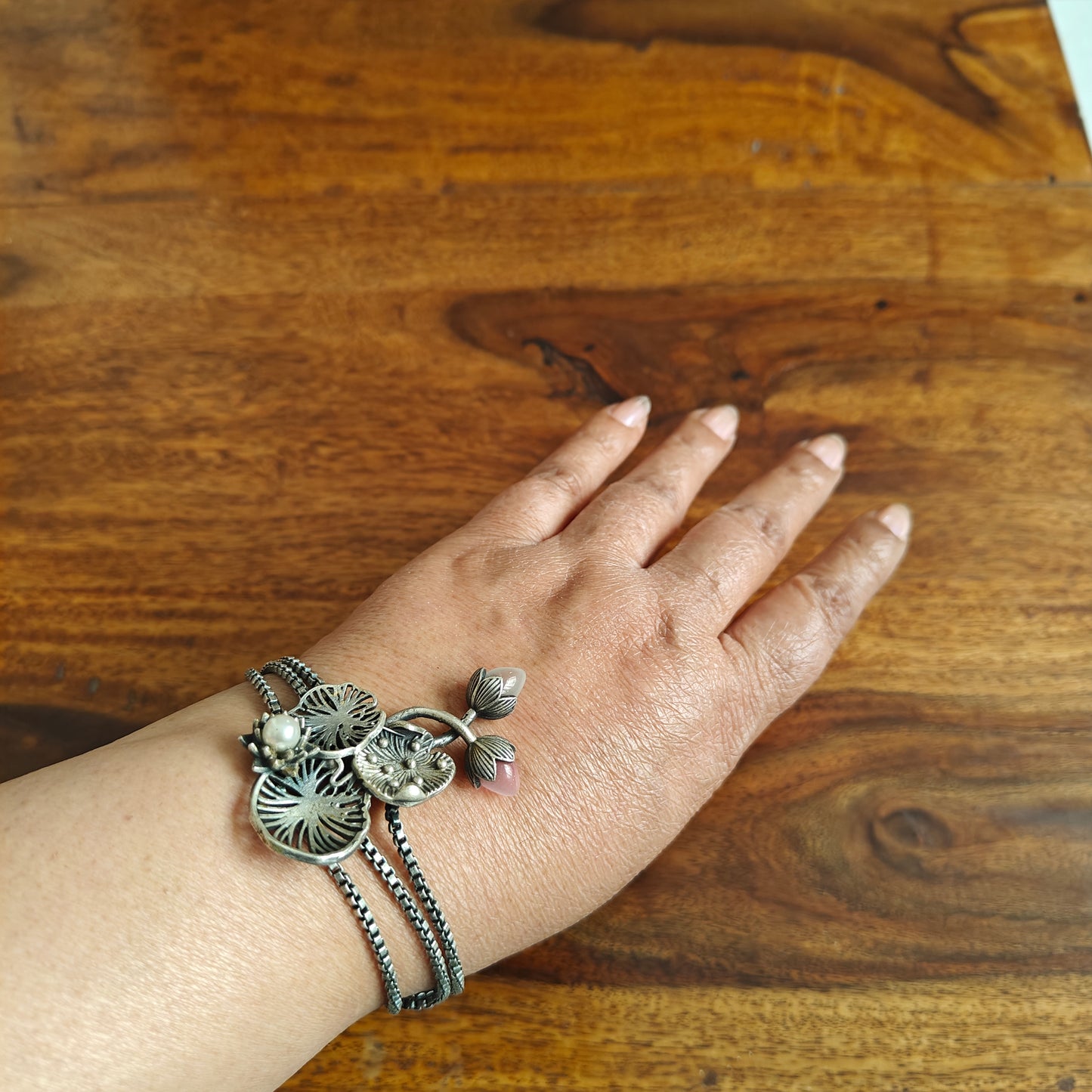 Bracelet with Lilly leaves and stone