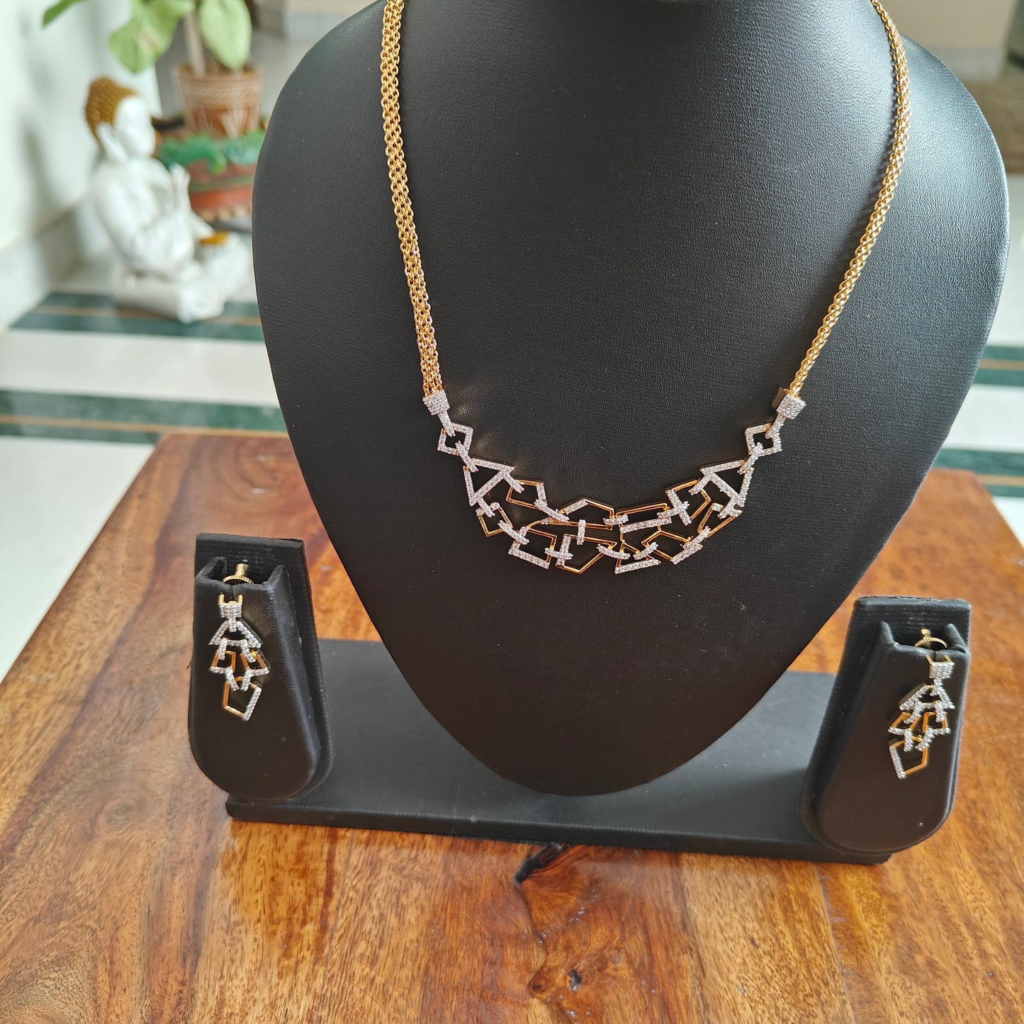 Utsa set with geometrical design