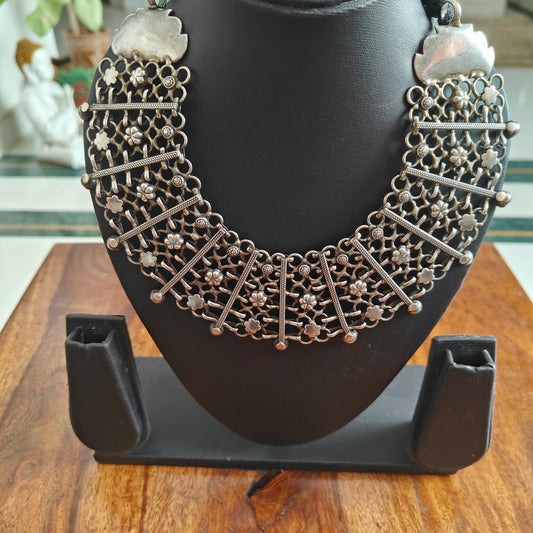 Necklace with broad jali work