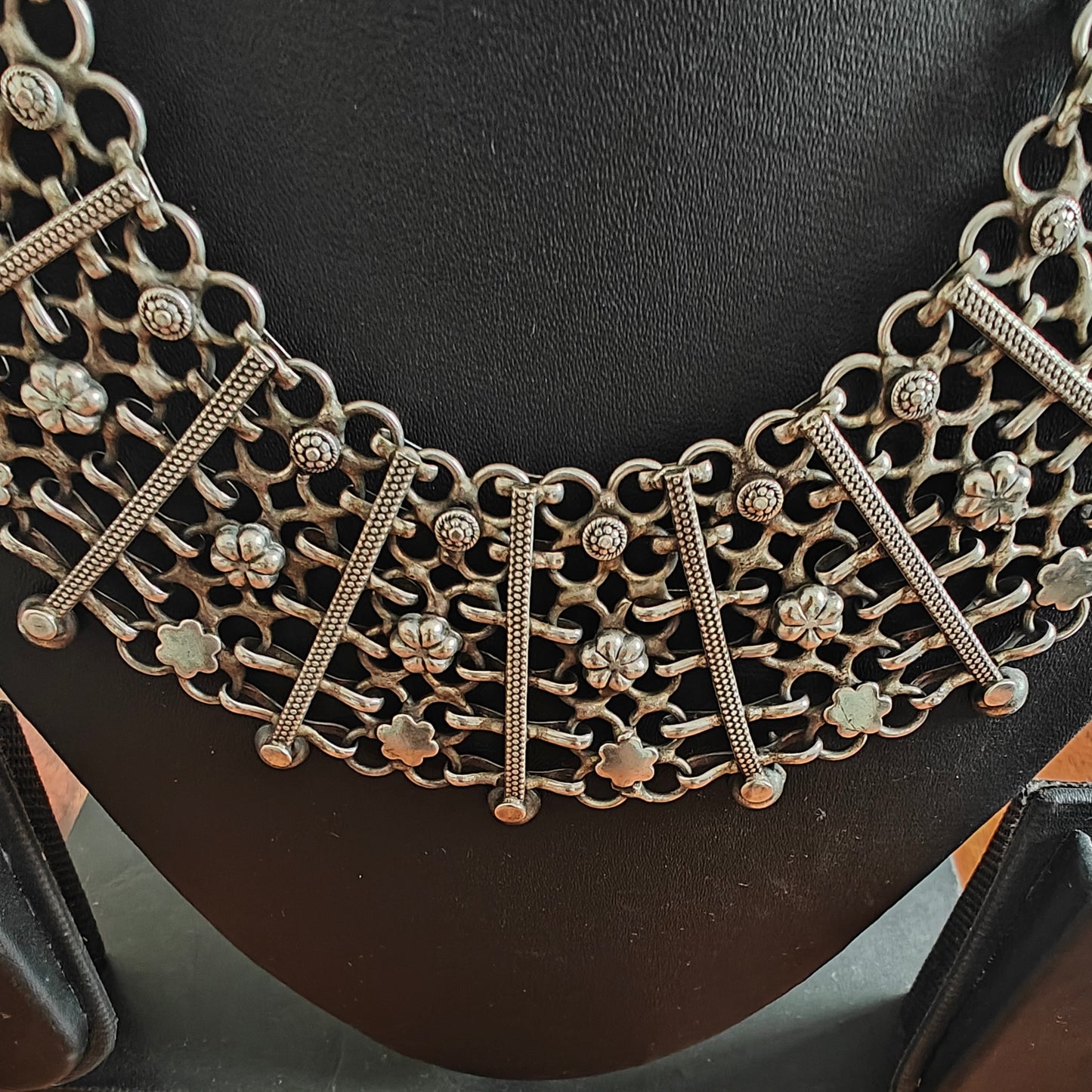Necklace with broad jali work
