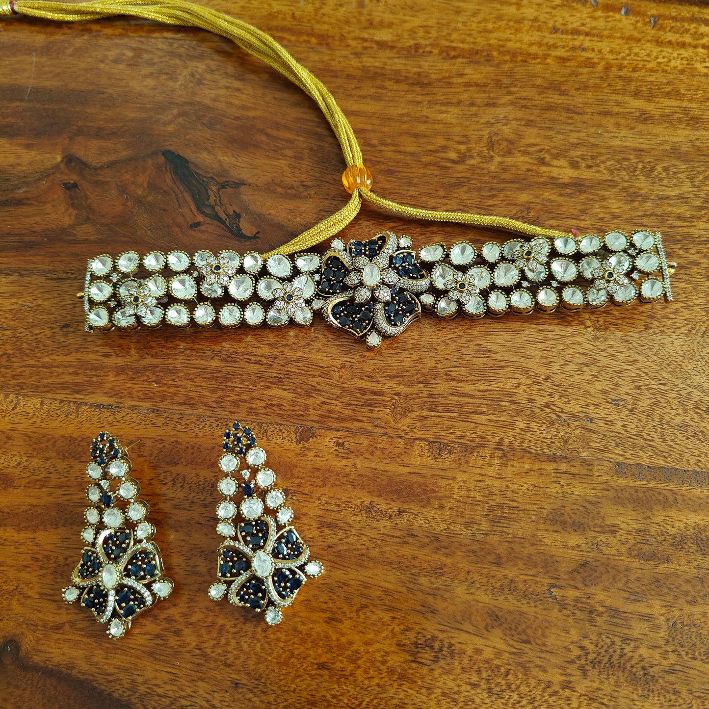 Tanuka choker set with moissanite and stone on top