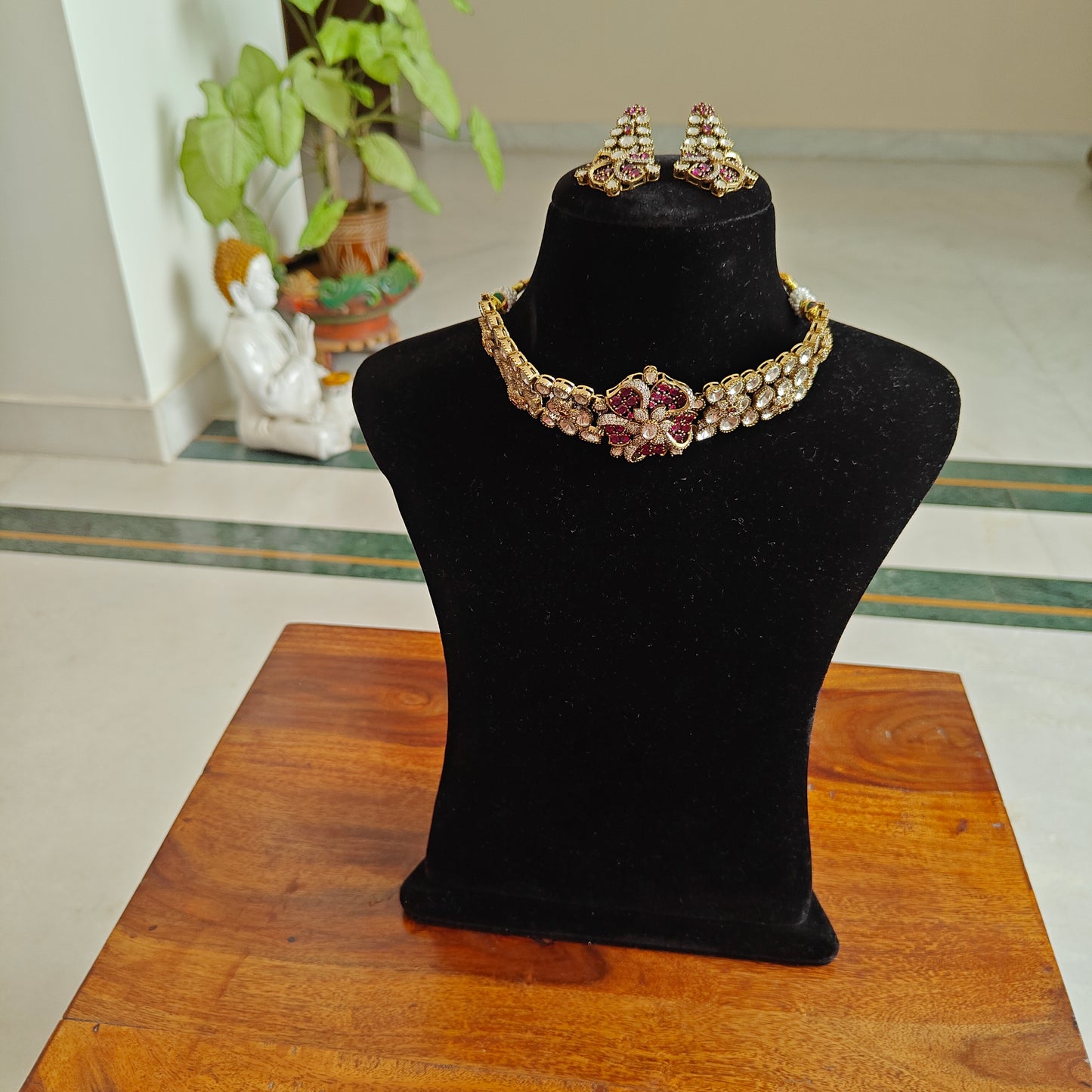 Tanuka choker set with moissanite and stone on top