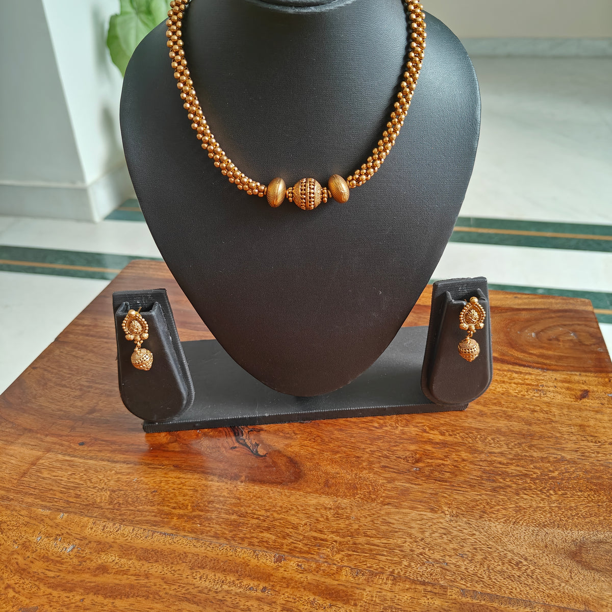 Quasar set with thick round gold chain with balls