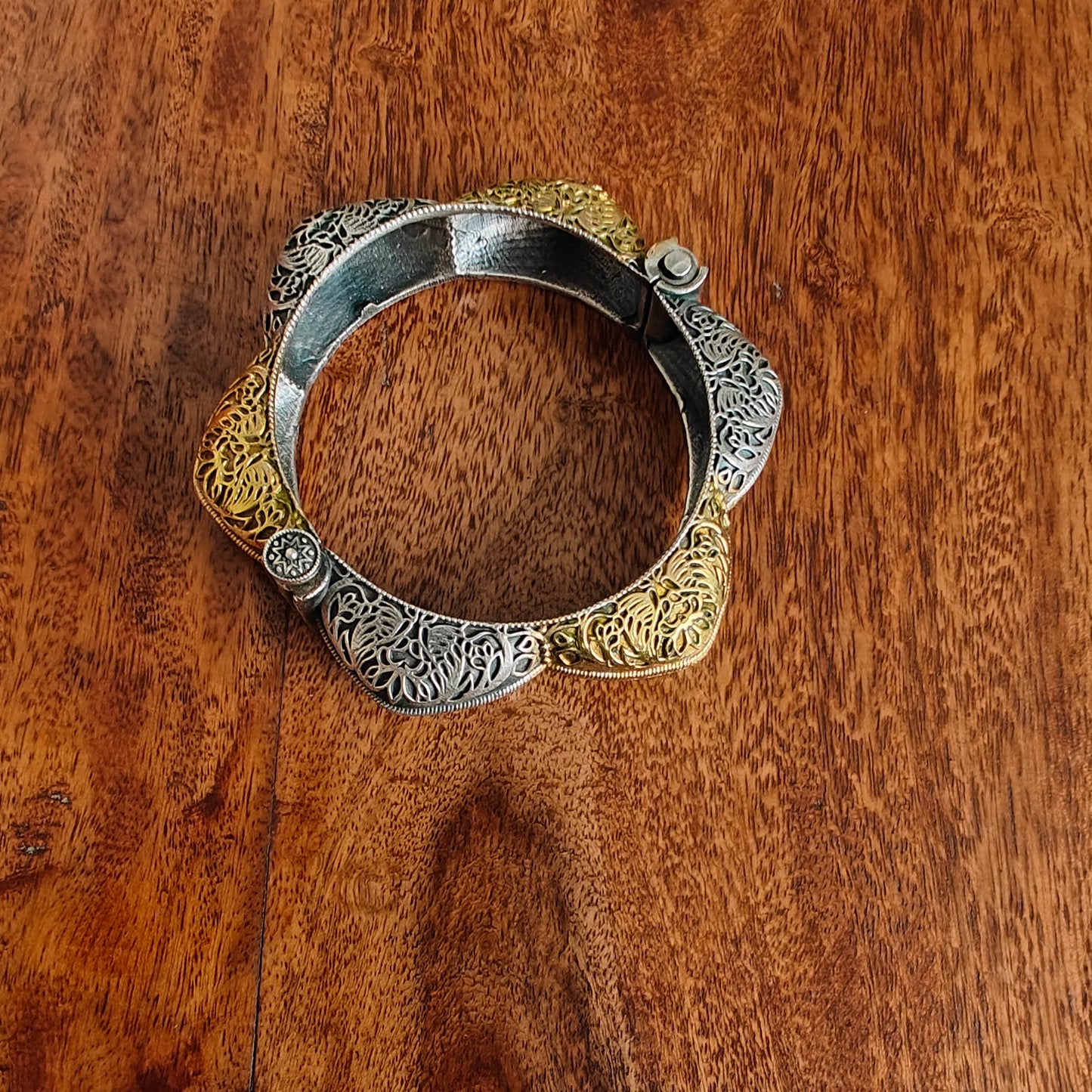 Dual tone kada with engraved domes